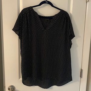 Banana Republic size XL black and off-white/cream short sleeve top.